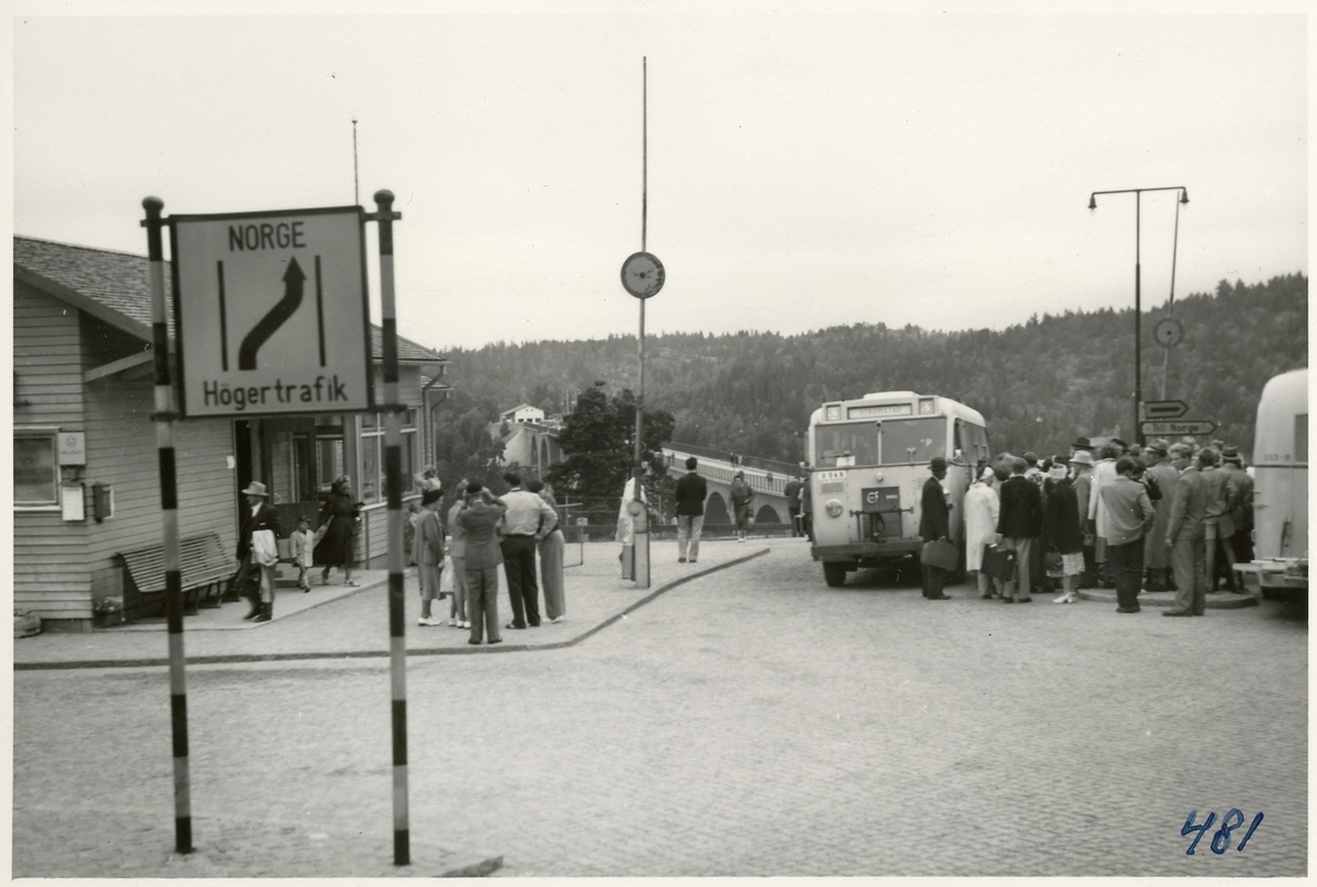 Busstationen vid Svinesund med resande till och från Norge.