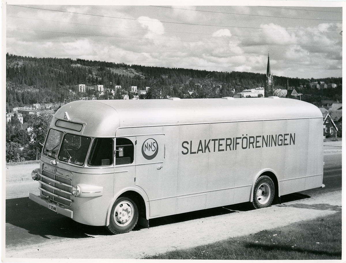 Buss från Nedre Norrlands Slakteriförening med kaross från Alnö Karosserifabrik med Gustav Adolfs kyrka, Sundsvall, i bakgrunden.