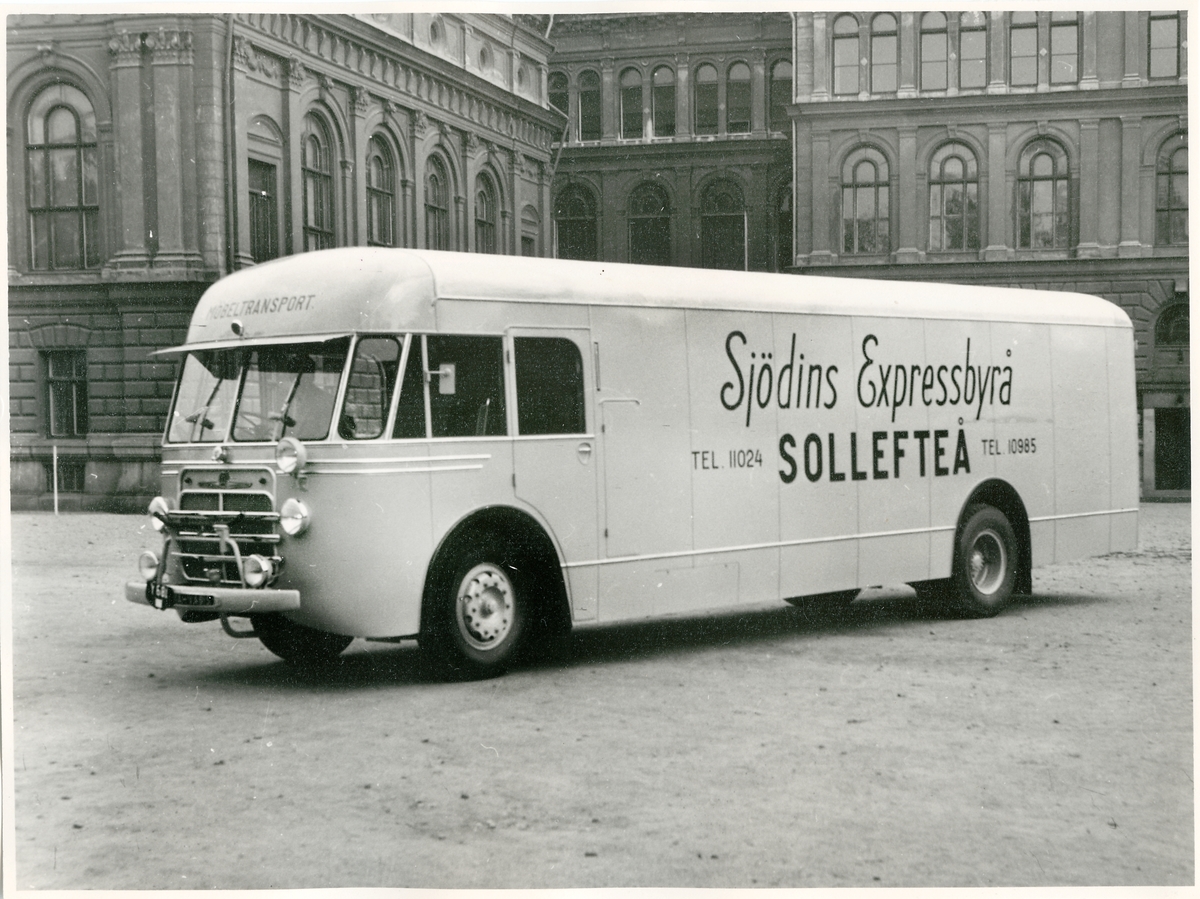 Möbelbuss från Sjödins Expressbyrå i Sollefteå, med kaross byggd av Alnö Karosserifabrik.