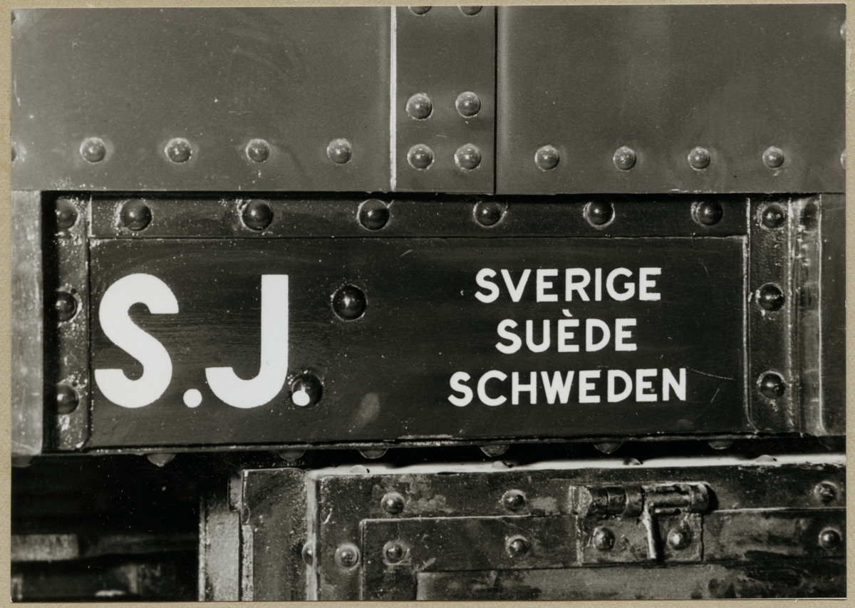 Närbild av nationalitetsbeteckning på Statens Järnvägar, SJ Ao3 2904.