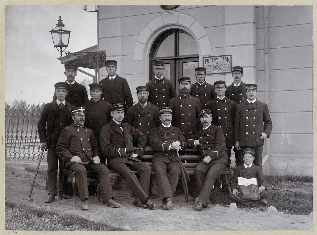 Personalen vid Frövi station 1893.