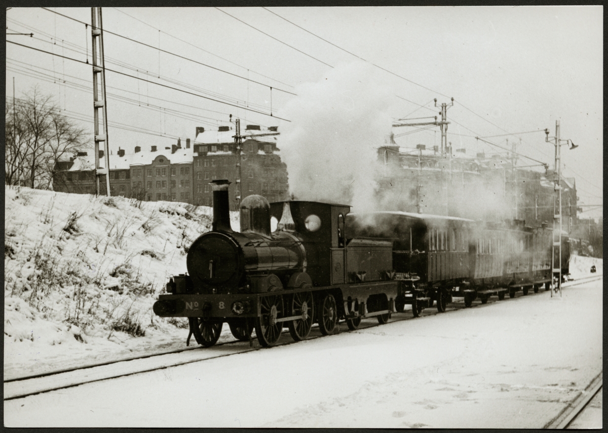 Oxelösund - Flen - Västmanlands Järnväg, OFWJ A 8 och vagnar på linjen vid Tomteboda på parad 1 december 1956.