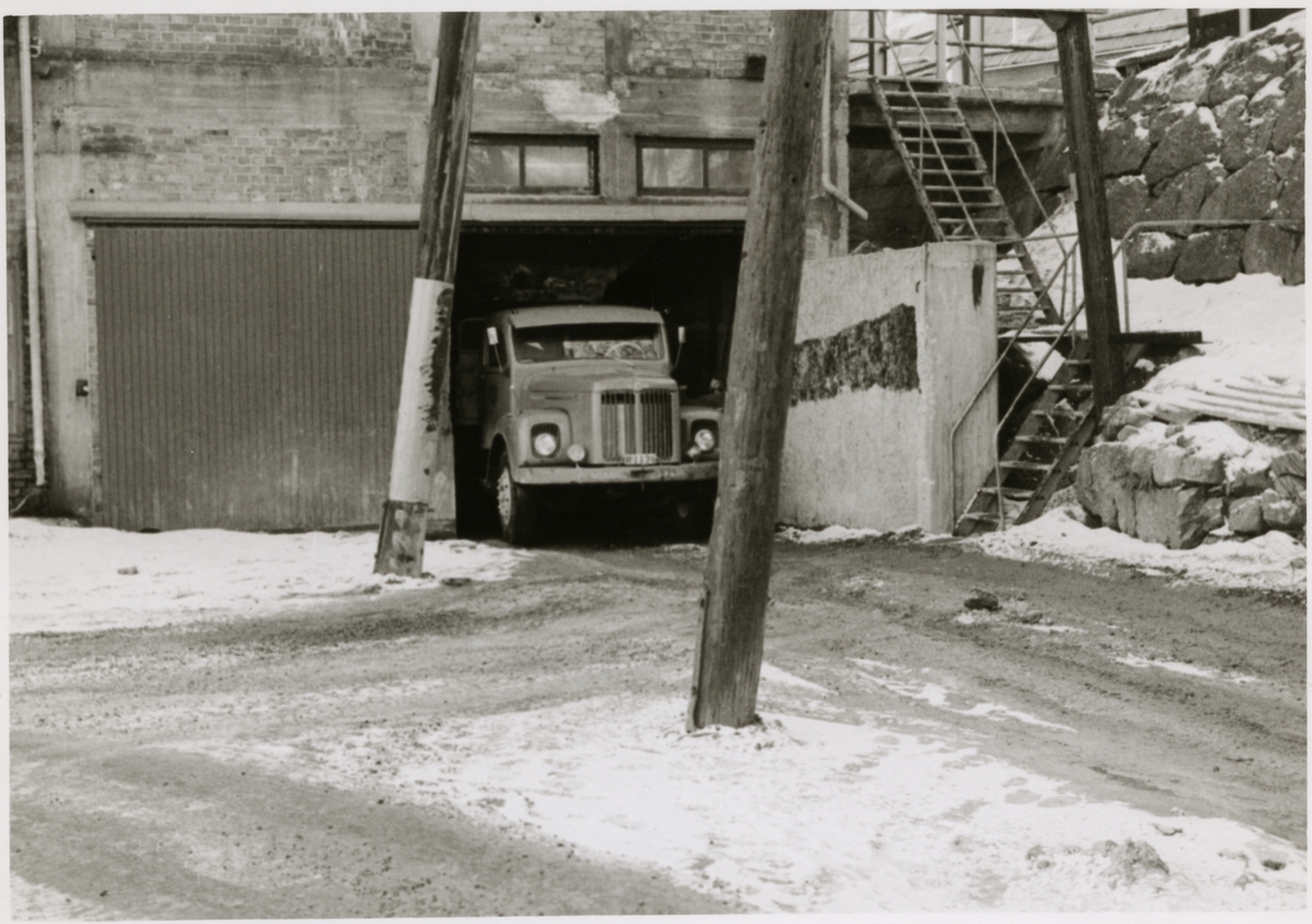Lastbil i garage vid Idkerberget 1964.