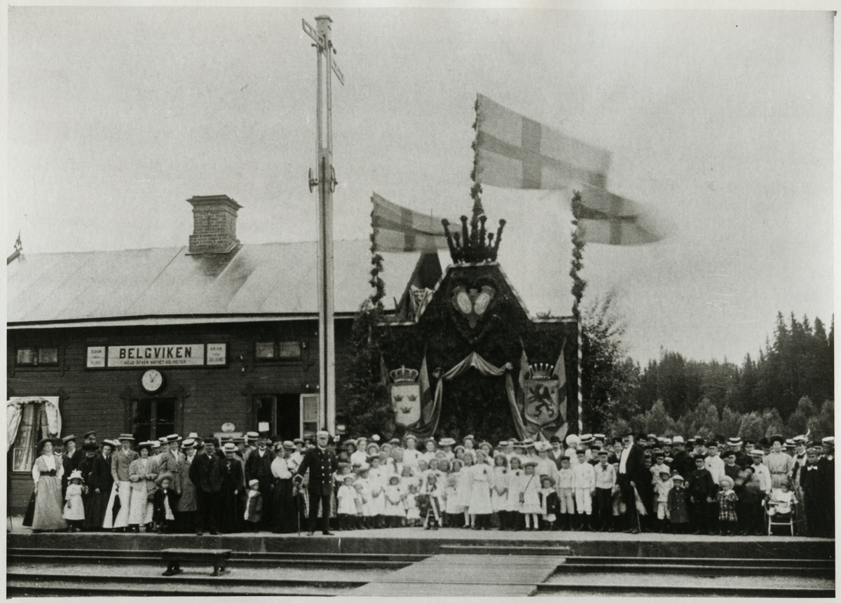 Festligheter vid Bälgvikens station.