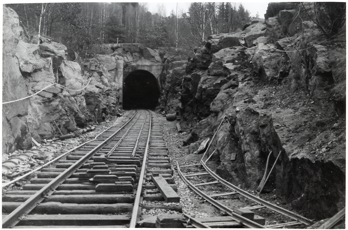 Bohusbanan, banarbete vid Amdalstunnelns, södra infarten, på linjen mellan Stenungsund och Ljungskile. Decauville spårsystemet användes som provisorisk bana under arbetet.