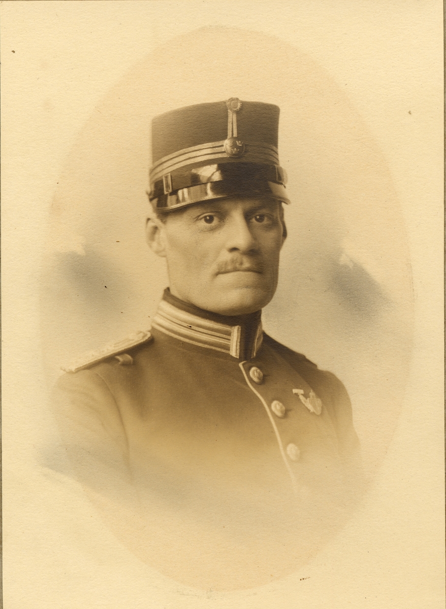 Militärassistenter vid E.J. ( Enskilda järnvägar ):
Kapten U. V. L. Brunander J 28, Militärassistent vid EJ 1915-1918.