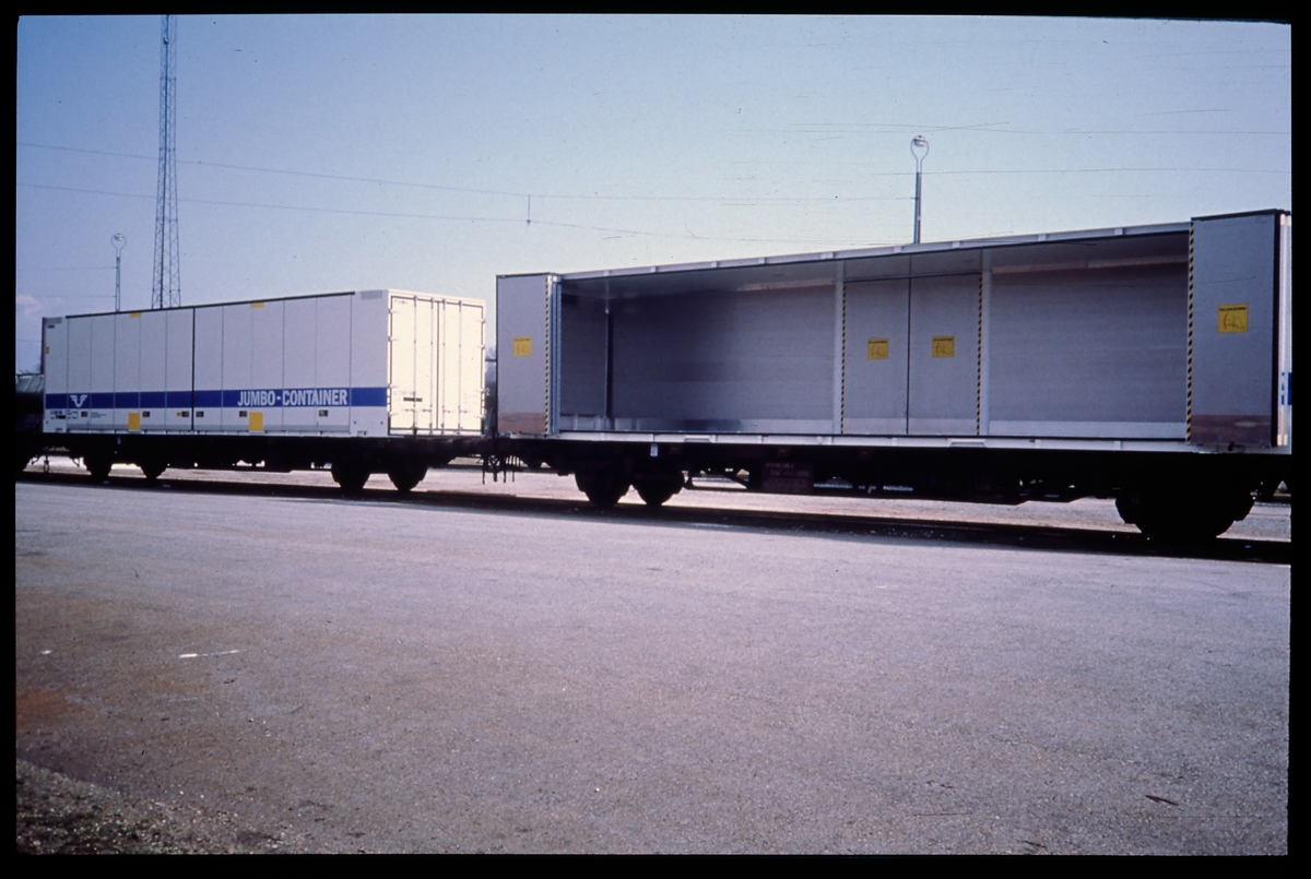 Statens Järnvägar, SJ jumbocontainer 1361 001 och SJ jumbocontainer 1361 002, lastade på godsvagnar. Däribland SJ Lgjs 42-74-440 4 635-8. Statens Järnvägar.
