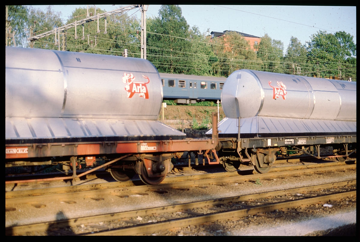 Godsvagnar med mjölkbehållare, däribland SJ Zs 45-74-735 0 007-4. Statens Järnvägar.