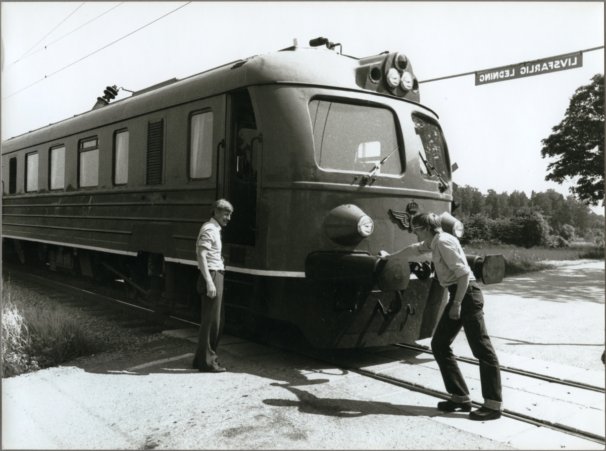 Provtåget SJ X15, ombyggt från en X5 218, vid en järnvägskorsning.
