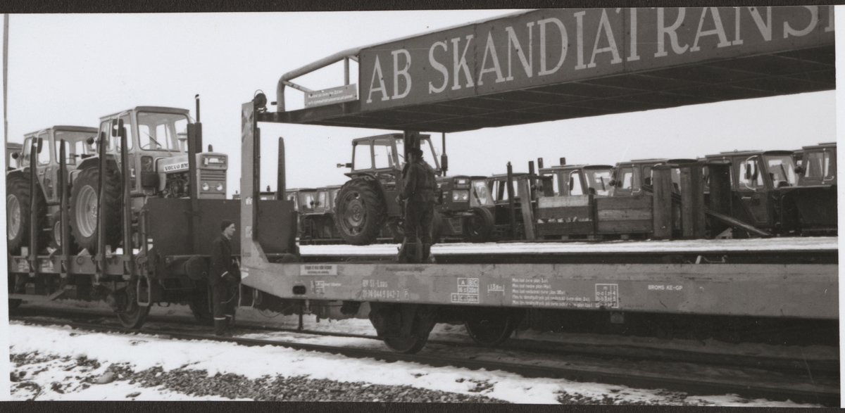 Transport av traktorer från Volvo BM på godsvagnar. Bland annat Statens Järnvägar, SJ Laas 21-74-044 9 042-7.
