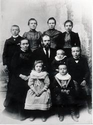 Familiegruppe fra Jærneset, Stonglandet, Tranøy 1904