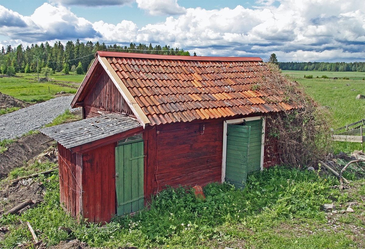 Restaurering av överloppsbyggnad, hönshus, innan, Ekeby, Teda socken, Uppland 2009
