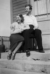 Anny og Gottfred Pedersen på trappa sommer 1939.