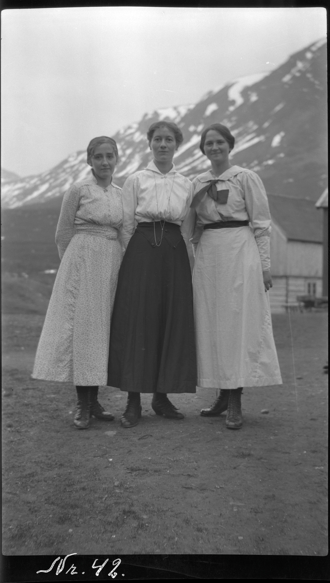 Gruppeportrett av tre kvinner tatt utendørs i Dale på Grytøy.