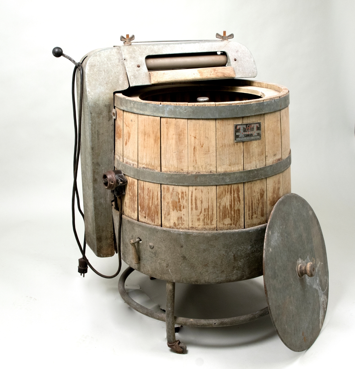 Tvätt- och vridmaskin av trä och metall. Tvättmaskinen utgörs av en träbalja, invändigt försedd med en trebladig vevanorning av metall, placerad på botten, för omrörning av tvätt och vatten. I baljans botten finns ett avtappningshål. Tvättmaskinen står på tre ben med hjul, varav ett saknas. Baljan har ett plåtlock med träknopp.

Ovanpå maskinen är monterat en vridmaskin (valsanordning), för utpressning av vattnet ur tvätten. Vevanordningen och vridmaskinen är elektrifierade, motorn sitter under baljan. El-sladd och strömbrytare finns på sidan av baljan. Vattnet fylldes på och tappades av för hand.