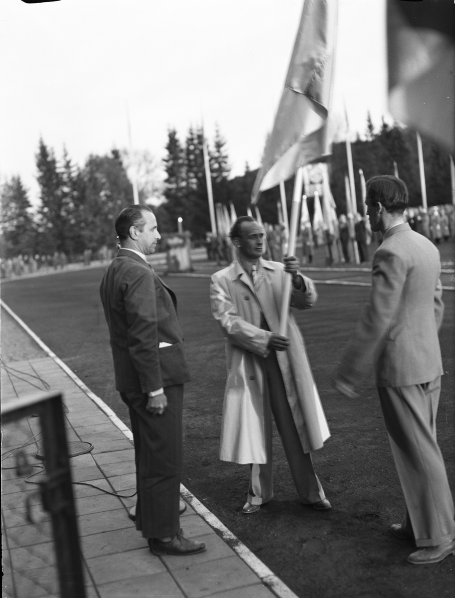 Uppsala Arbetarekommuns ordförande Einar Eriksson tog emot Svenska flaggan av borgmästare Bertil Hagström under nationaldagsfirandet på Studenternas Idrottsplats
