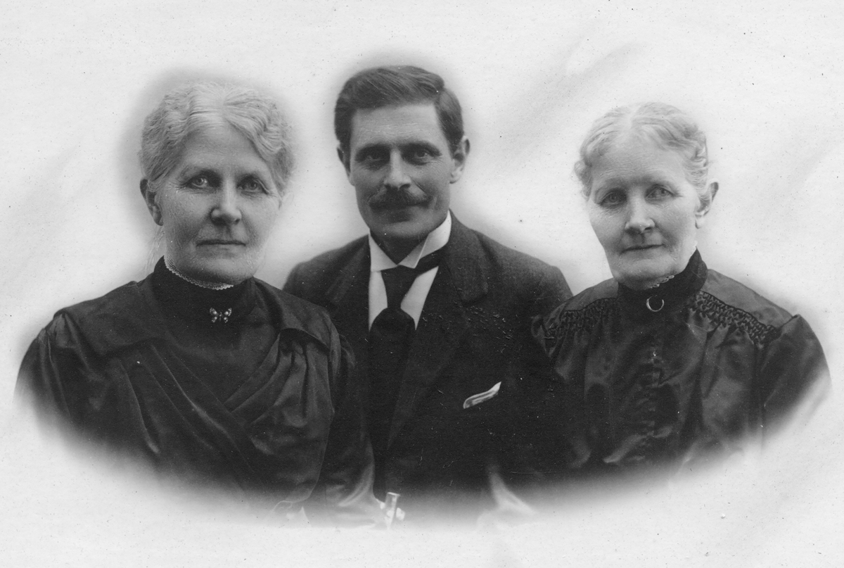 Søstrene Ingeborg og Nina Lømo med nevøen Alf. Ingeborg og Nina virket som fotografer i Elverum, ca 1900-1920.