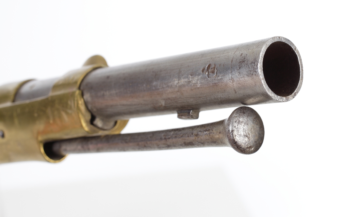 Flintlåsgevär av armétyp. Reparationsmodell av svenskt armégevär. Låset är från mitten av 1700-talet, banden från m/1791. Låsblecket är kullrigt och ligger utanpå stocken, och hanen har en varhake. Framstocken har en laddstocksränna med laddstock av järn. Pipan har tre beslag, det främre ett dubbelt näsbeslag med avlångt korn. Det mellersta beslaget har en järnbygel för bärremmen. Bärremmens andra bygel sitter i varbygelns framkant. Kolven har en smal kolvhals och bakplåt av mässing som går långt fram på kolvens översida och avslutas i en spets. Pipan har en bajonettklack 3,8 cm från mynningens undersida. Pipan är slätborrad och har en innerdiameter på 16 mm.
Inskrivet i huvudkatalog 1974.