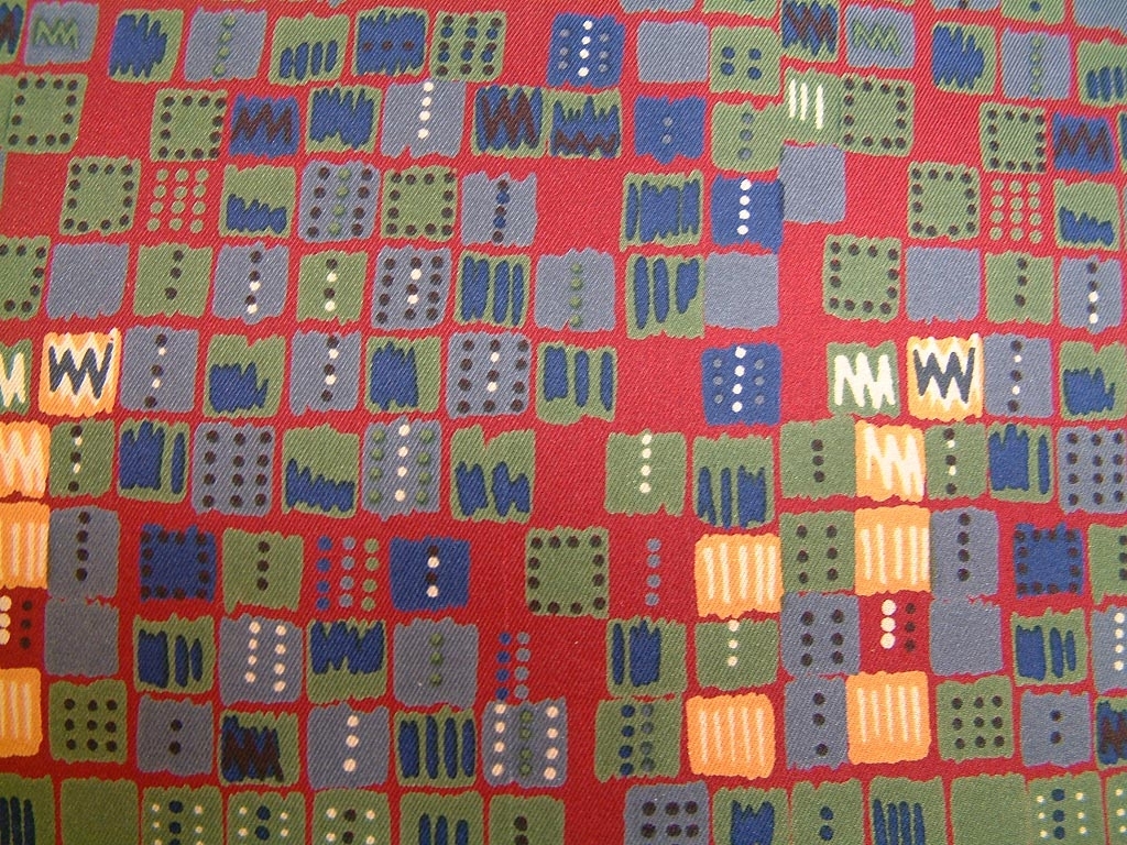 Scarf med småmönstrat dekor av små ojämna kvadrater i grönt, blått, gult och rött.