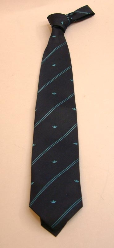 Mörkblå slips med diagonala ränder av ljusare blått, samt mönster av små vinghjul.