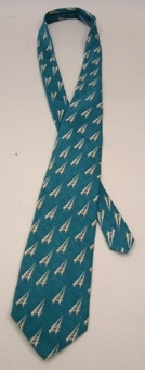 Grönblå slips med korta rälsbitar på. Rälsen är Sydvästens logotype.