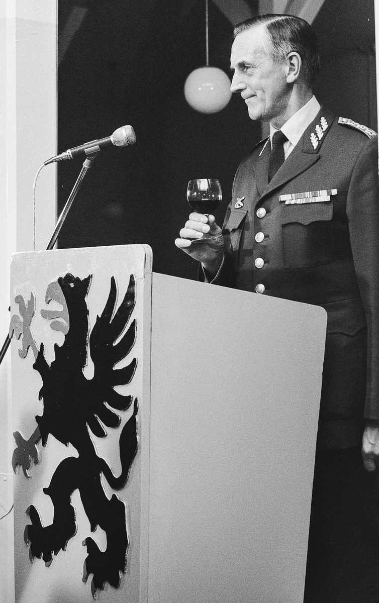 Militärbefälhavaren för Östra Militärområdet, general Gunnar Eklund, håller högtidstalet och utbringar en skål för jubileumsregementet.

OBS! tre bilder.
