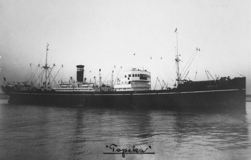 Leirfjord, Fagervika. Skipet "Topeka" før det ble bombet av allierte fly 04.10.1943. På "Topeka" mistet mange mennesker livet. M/S Topeka 1, 1925-1943 DWT 6385.