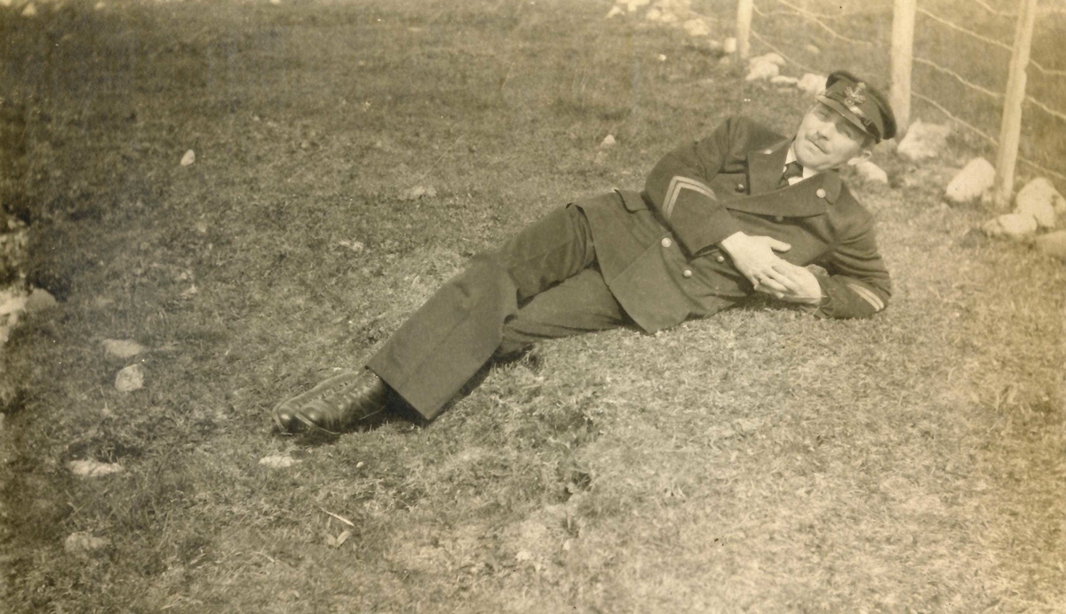 Nøytralitetsvakt Lars Rygh slapper av i gresset  1917-1918.