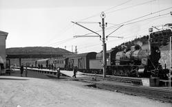 Damplokomotiv type 30b nr. 351 med persontog fra Stavanger t