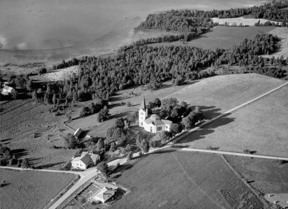 Flygfoto över Öggestorps kyrka i Jönköpings kommun Nr M 1014.