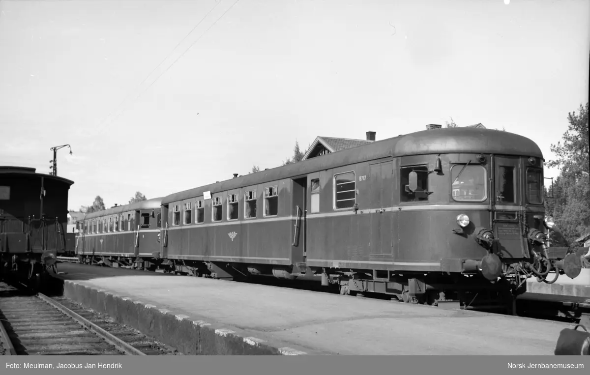 Styrevogn CFox4b nr. 18767 og dieselmotorvogn Cmdo 11 nr. 18332 (senere (Bmdo 91 04) med persontog fra Oslo Ø til Fagernes på Eina stasjon.