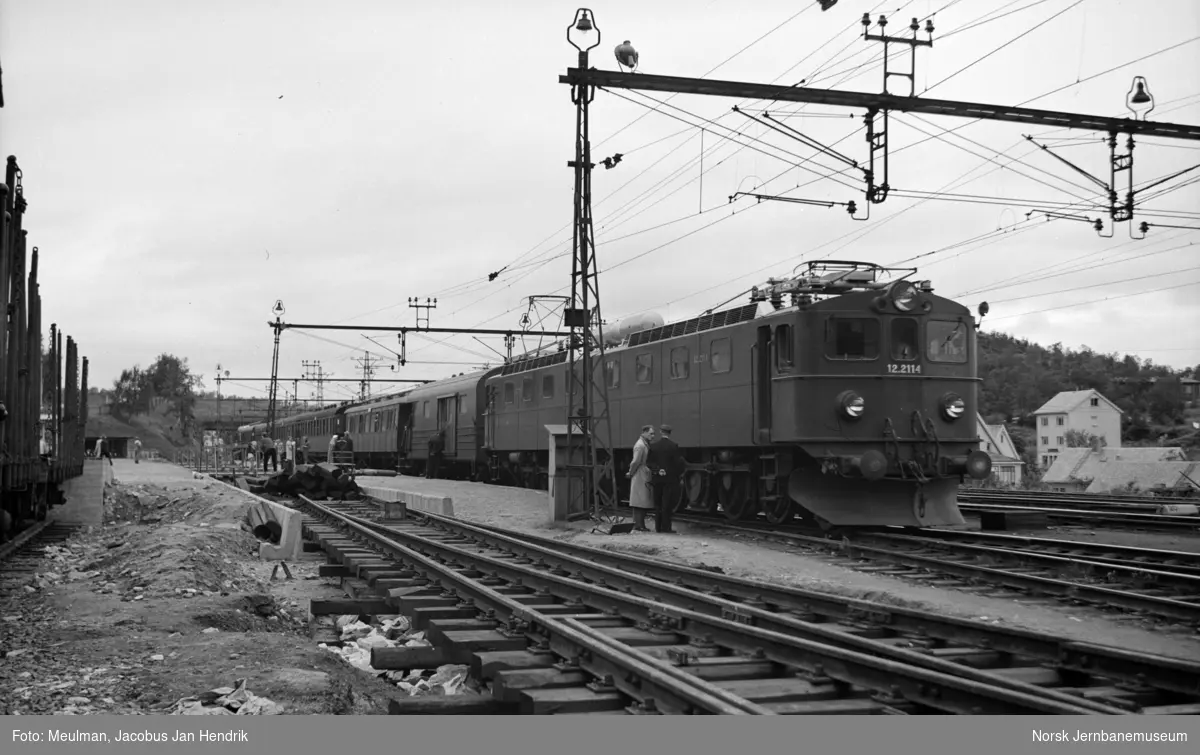 Elektrisk lokomotiv type El 12 nr. 2114 og 2115 med persontog til Gällivare på Narvik stasjon.
