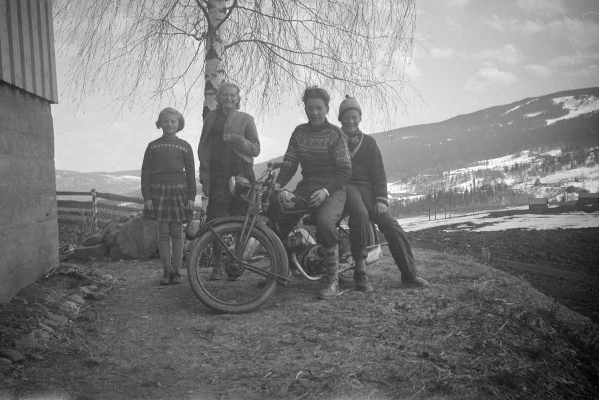 Fire voksne og barn, trolig i Vestringsvegen 208, Segalstad bru. Motorsykkel. Fotografens familie?