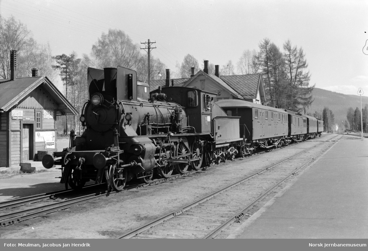 Damplokomotiv type 27a nr. 302 med dagtoget fra Oslo Ø til Trondheim over Røros, tog 301, på Koppang stasjon.