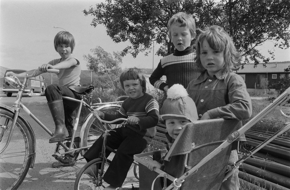 Leirfjord, Leland. Barn på sykkel og i sportsvogn. Navnene er ukjente.
Bildet fra Helgeland Arbeiderblad sin sommerpatrulje.
Finnes også som VBH.F.2011-010-0056
