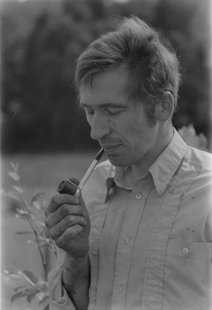 Leirfjord. Portrett av ukjent mann med pipe.
Bildet fra Helgeland Arbeiderblad sin sommerpatrulje.
Finnes også som VBH.F.2011-010-0045