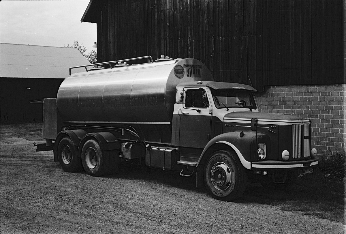 Mjölkbilen kommer varannan dag till gården, Mossbo, Tierps socken, Uppland augusti 1981