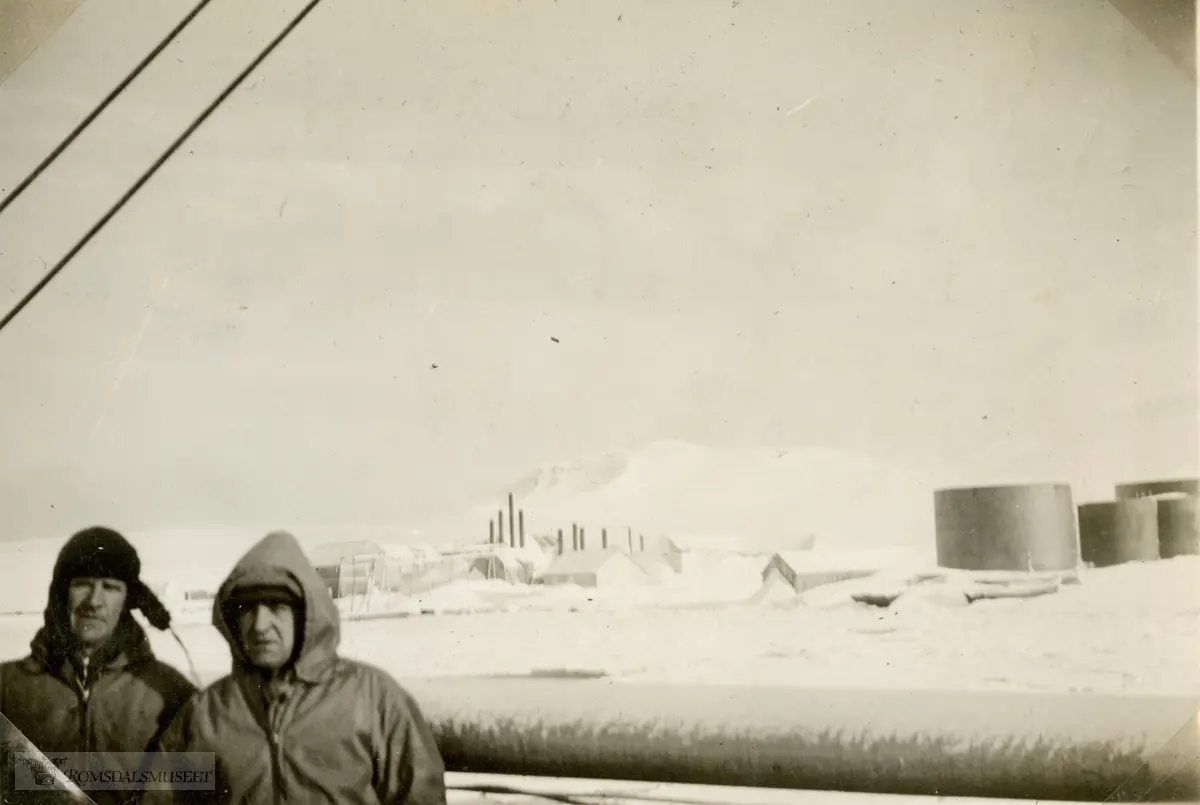 Ingvald Strøm og Magnus Johannessen ved den norske hvalstasjonen på Deception Island i oktober-november 1934. Ellsworth-ekspedisjonen 1933-1935. Fra Magnus Johannessens fotoalbum. Magnus Johannessen fra Ålesund var med i mannskapet ombord i ekspedisjonsskipet Wyatt Earp (eks-Fanefjord) på de to første ekspedisjonsturene til Antarktis.