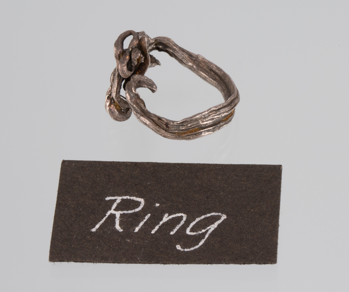 "Ring"
Vekt: 2,92 g
Størrelse: 1,9 x 1,9 x 1,4 cm