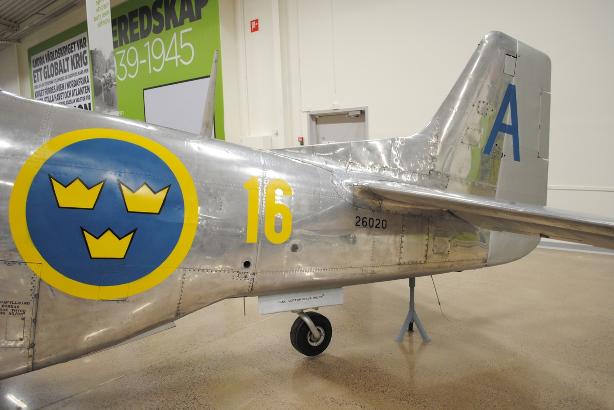 Jaktflygplan J 26. 
North American P-51D 20-NA, Mustang. 

Ensitsigt jaktflygplan med Packard Merlin motor. 
Märkning: På på bakkroppen flottiljnummer 16 och kronmärke. På fenan ett blått A.