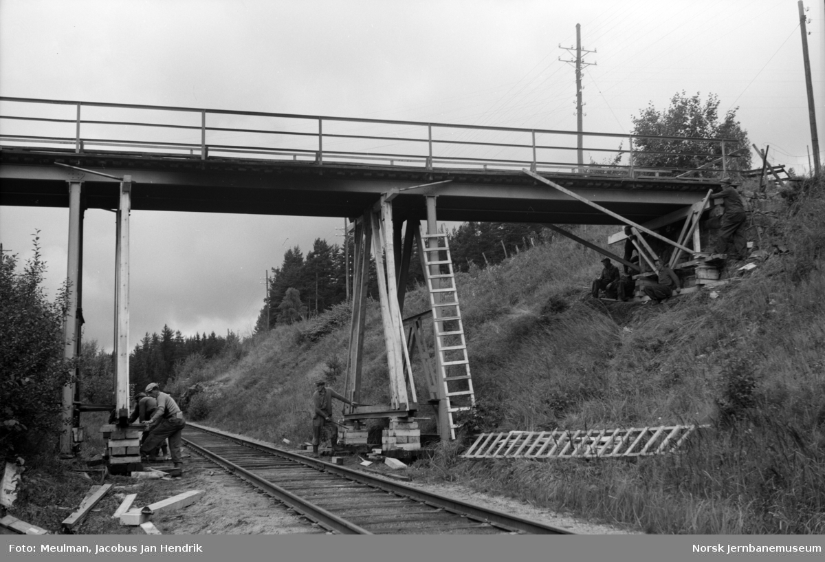 Heving av overgangsbru ved Krogsrud mellom Sokna og Rallerud i forbindelse med elektrifiseringen av Bergensbanen.