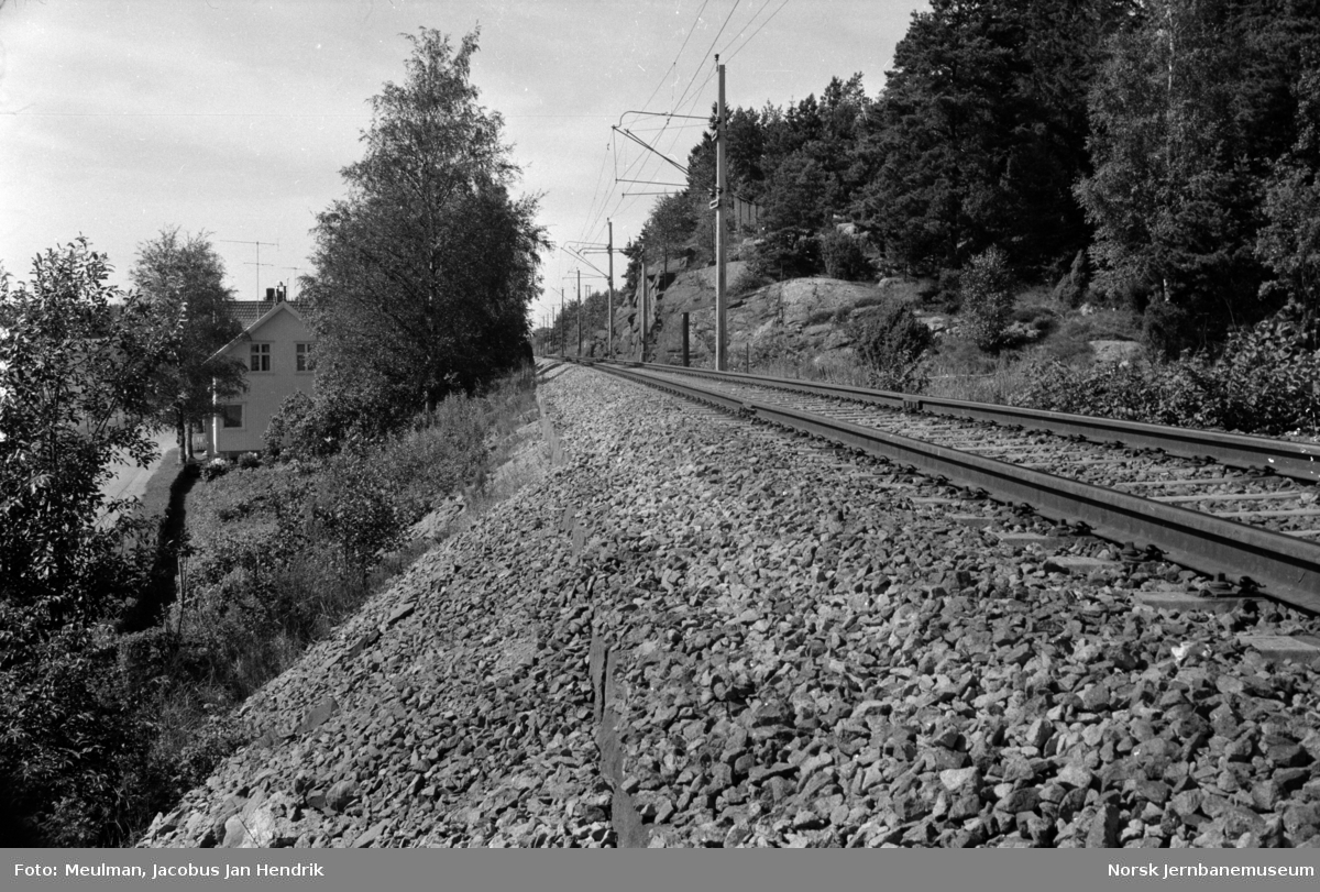 Fra en befaring mellom Rygge og Råde på Østfoldbanen i forbindelse med planlegging av helsveising av sporet. Her steinkant mot halvfylling ved km. 76,50.