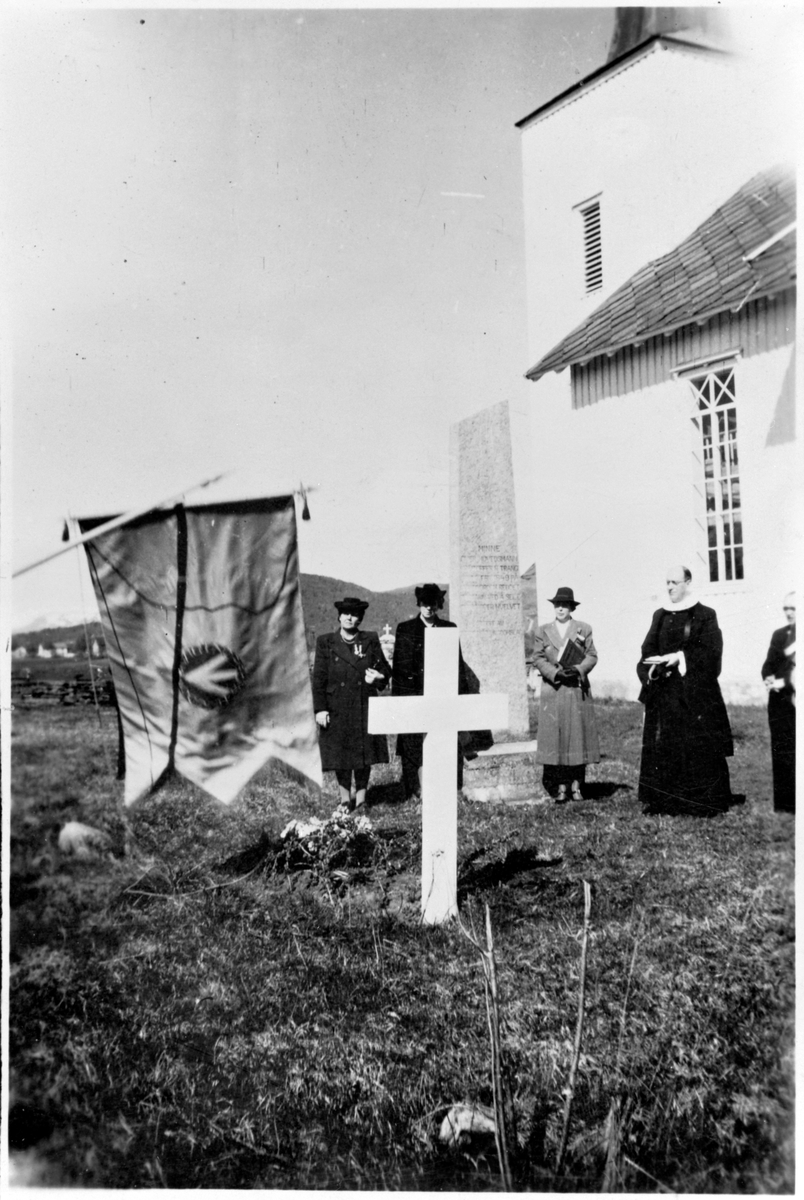 Bekransning av gravene til to engelske flygere, Stadsbygd.