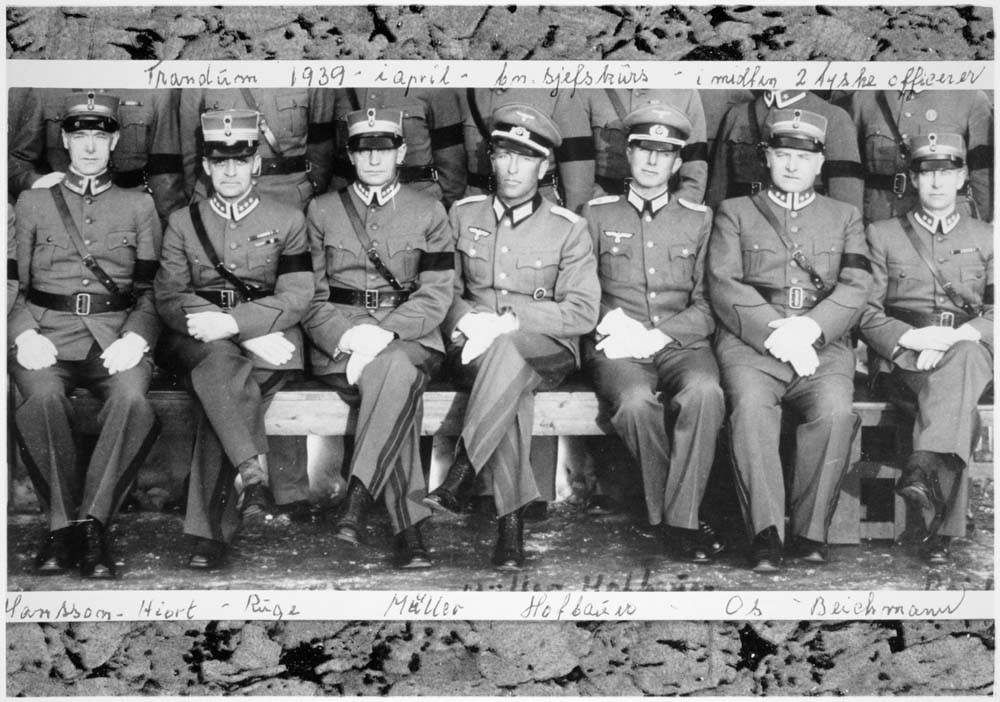 Trandum i april 1939, sjefskurs offiserer. I midten 2 tyske offiserer.Fra venstre: Hansson, Hiort, Rüge, Müller, Hofbauer, Os, Beichmann