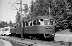 Kolsåsbanens motorvogn nr. 406 på Jar stasjon.