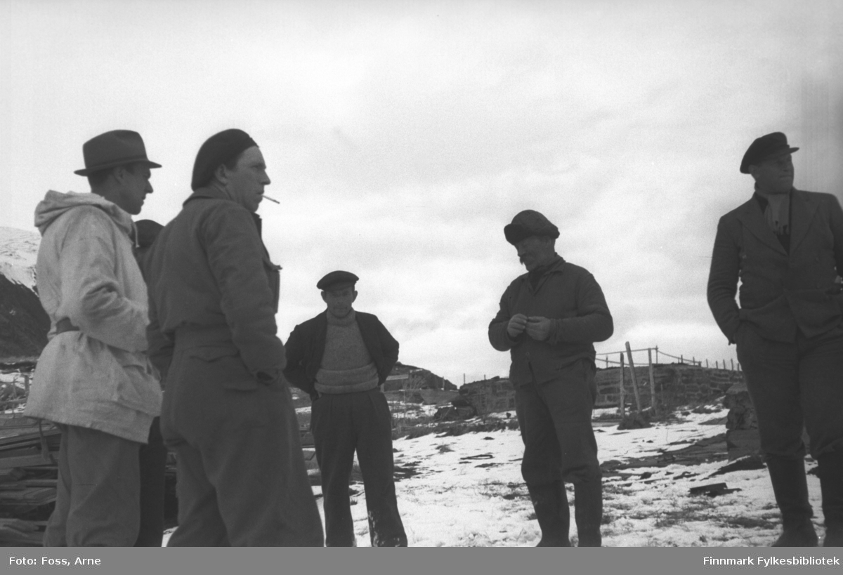 Finnmarkskontorets arkitekter og noen lokale menn i Honningsvåg, mai 1946. Gjenreisning er i gang i Finnmark.
