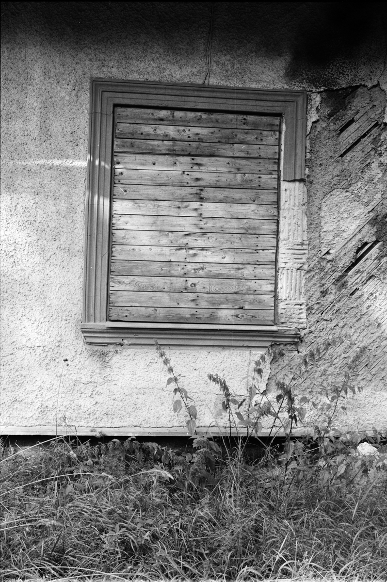 Igensatt fönster, bostadshus på gruvområdet, Dannemora Gruvor AB, Dannemora, Uppland augusti 1991