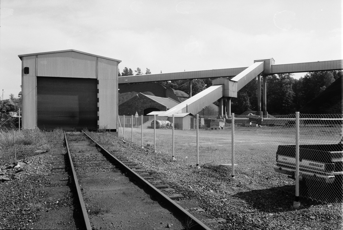 Byggnaden där urtappningen av sligen från järnvägsvagnarna sker, Hargshamn, Harg, Uppland augusti 1991