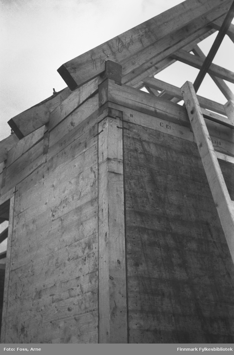 Diverse byggearbeider i Tanadalen, august-september 1946. En detalj av gjenreisningshus under bygningsarbeid.