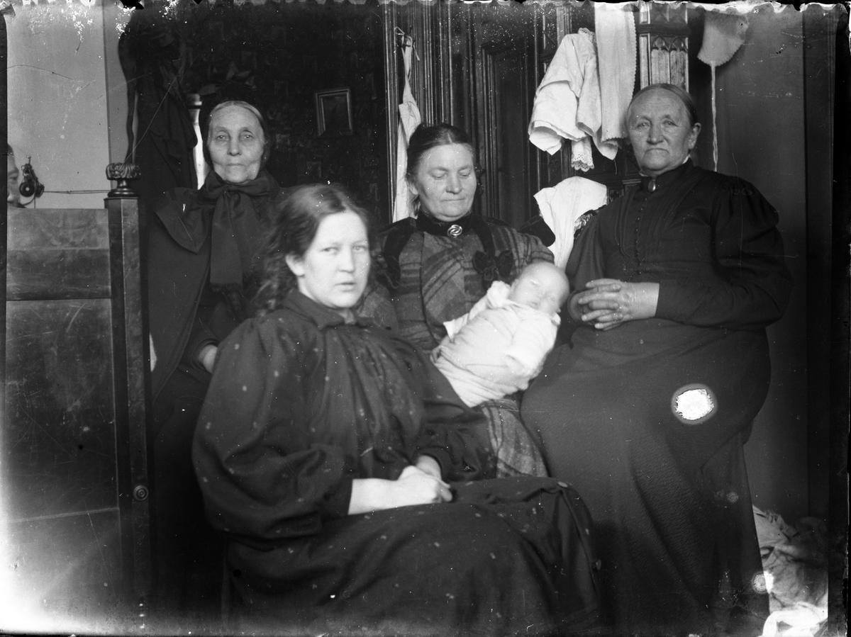 Gruppefoto av sittende kvinner med spedbarn

Antatt fotosamling etter Anders Johnsen.